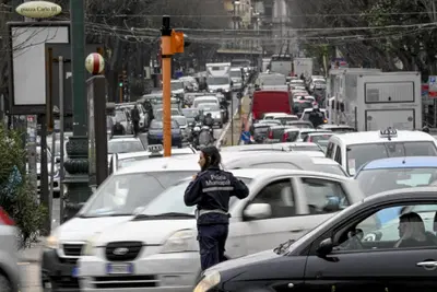 Motore acceso in sosta, arriva la deroga per bambini, anziani e persone fragili: cosa cambia