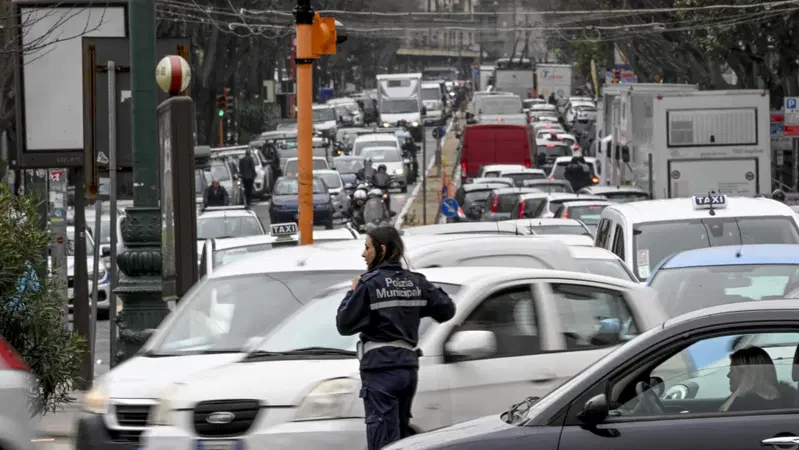 Motore acceso in sosta, arriva la deroga per bambini, anziani e persone fragili: cosa cambia