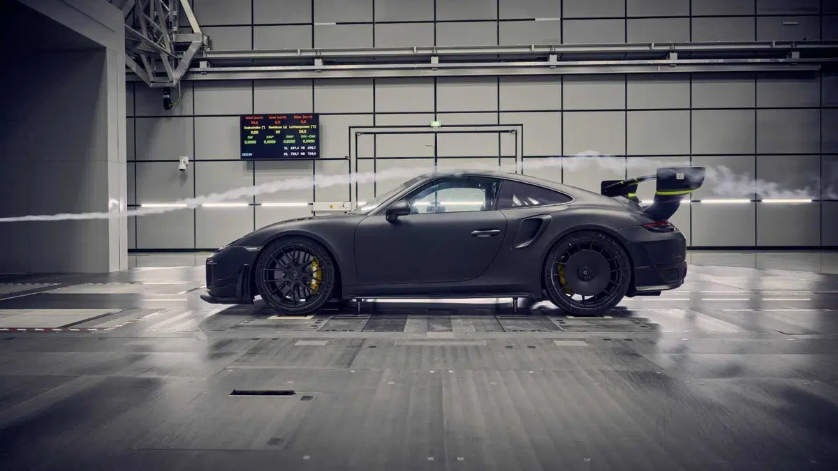 Porsche Flachbau RS, il muso piatto torna dopo 40 anni: la 911 più estrema di sempre è un esemplare unico (21)