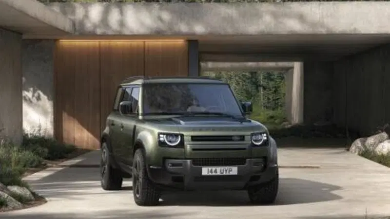 Jaguar Land Rover rinvia al 2030 la nuova generazione del Defender