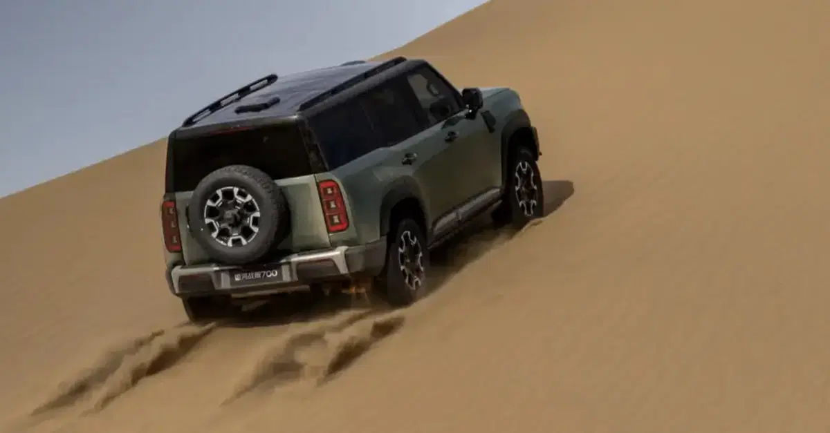 Geely Zhanjian 700, il SUV da 1.113 CV che usa l&rsquo;AI per andare ovunque