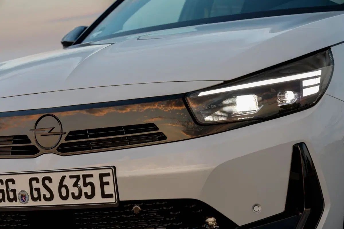 Opel Corsa GSE: prestazioni da vera hot hatch, ma ha senso un'elettrica così? [VIDEO] (3)