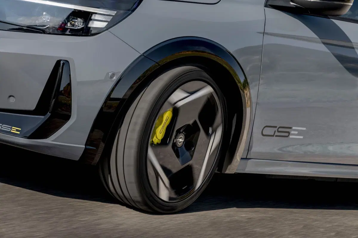 Opel Corsa GSE: prestazioni da vera hot hatch, ma ha senso un'elettrica così? [VIDEO] (6)