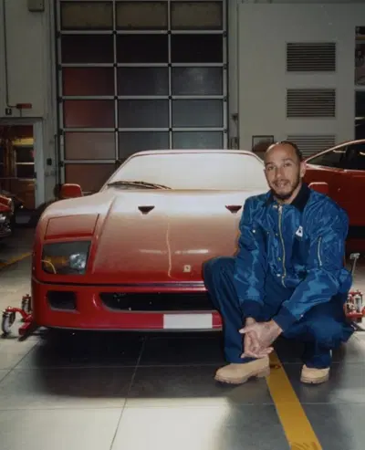 F1. &ldquo;&Egrave; l&rsquo;auto dei miei sogni&rdquo;: finalmente Lewis Hamilton ha la sua Ferrari F40