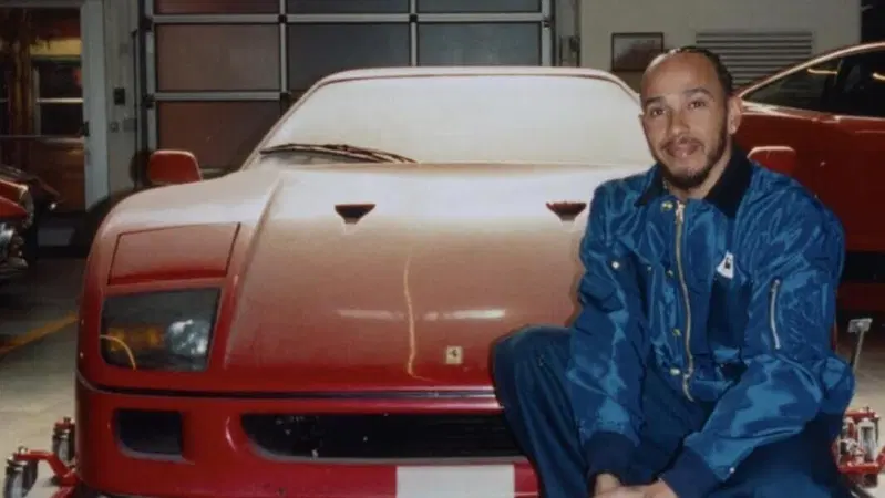 F1. “È l’auto dei miei sogni”: finalmente Lewis Hamilton ha la sua Ferrari F40