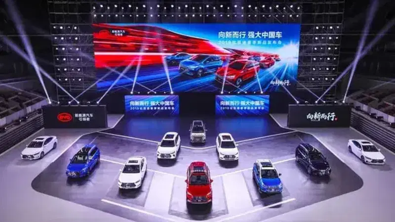 Cina, nel 2026 un nuovo modello NEV ogni 6 ore: è guerra tra le auto elettriche