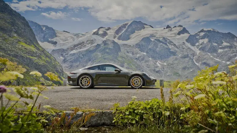 Porsche 911 GT3 Bergsport: 100 esemplari nati per le Alpi, e il cambio manuale &egrave; di serie
