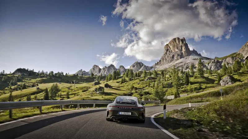 Porsche 911 GT3 Bergsport su una strada alpina