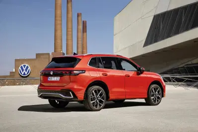 VW alza bandiera bianca in Cina: la nuova strategia punta su altri mercati (ma la minaccia resta)