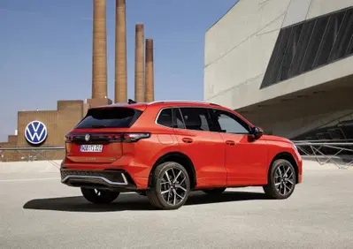 VW alza bandiera bianca in Cina: la nuova strategia punta su altri mercati (ma la minaccia resta)