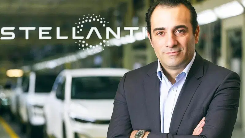 Stellantis frena ancora sull&rsquo;elettrico: Filosa ammette l'errore di valutazione sugli USA e spinge per la flessibilit&agrave; in Europa