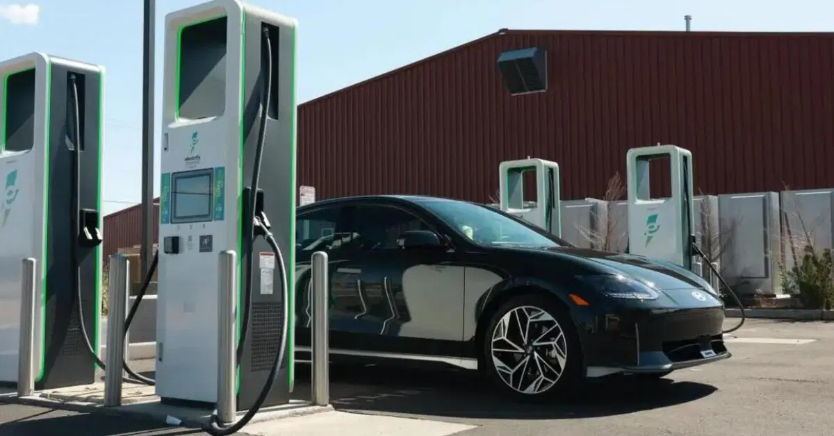 Auto elettriche, dal 2027 cambia tutto: colonnine ogni 60 km e si paga con la carta, addio app obbligatorie