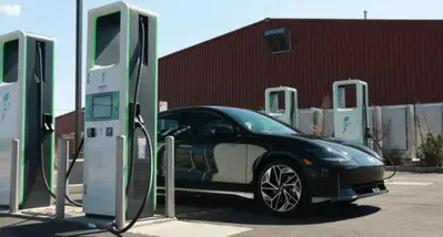 Auto elettriche, dal 2027 cambia tutto: colonnine ogni 60 km e si paga con la carta, addio app obbligatorie