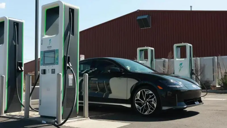 Auto elettriche, dal 2027 cambia tutto: colonnine ogni 60 km e si paga con la carta, addio app obbligatorie