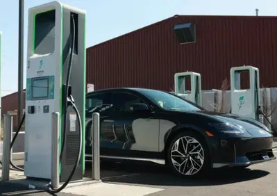 Auto elettriche, dal 2027 cambia tutto: colonnine ogni 60 km e si paga con la carta, addio app obbligatorie