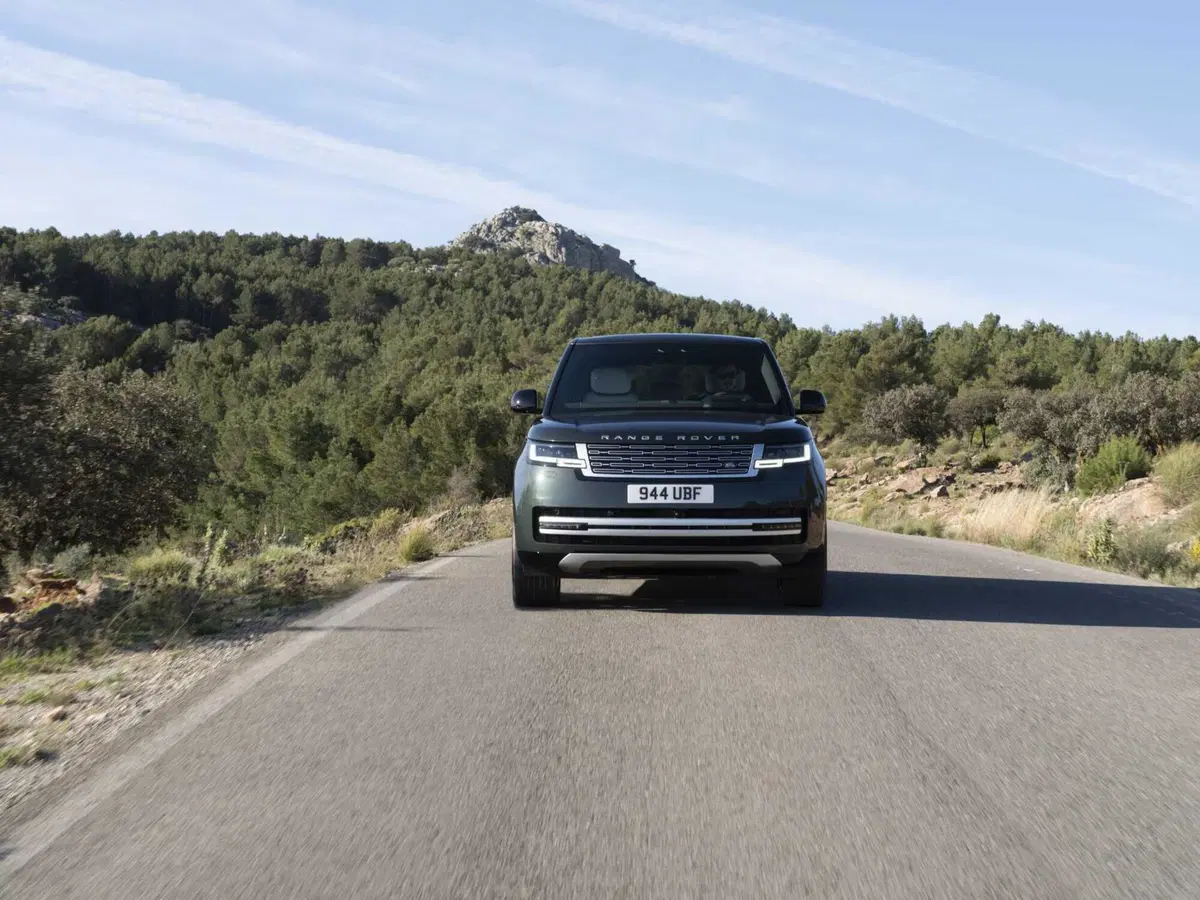 Range Rover elettrica da 550 CV: cambia tutto tranne una cosa (2)
