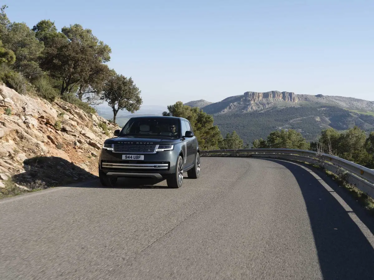 Range Rover elettrica da 550 CV: cambia tutto tranne una cosa (5)