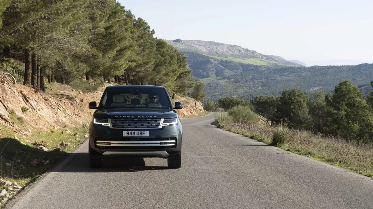 Range Rover elettrica da 550 CV: cambia tutto tranne una cosa (6)