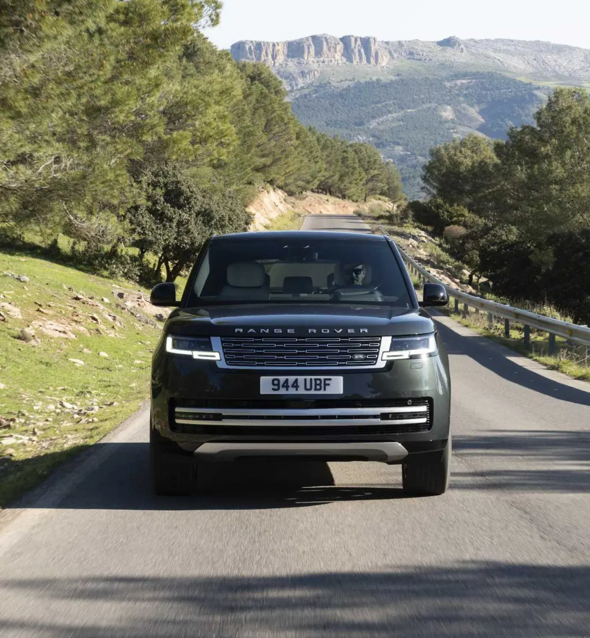 Range Rover elettrica da 550 CV: cambia tutto tranne una cosa (7)