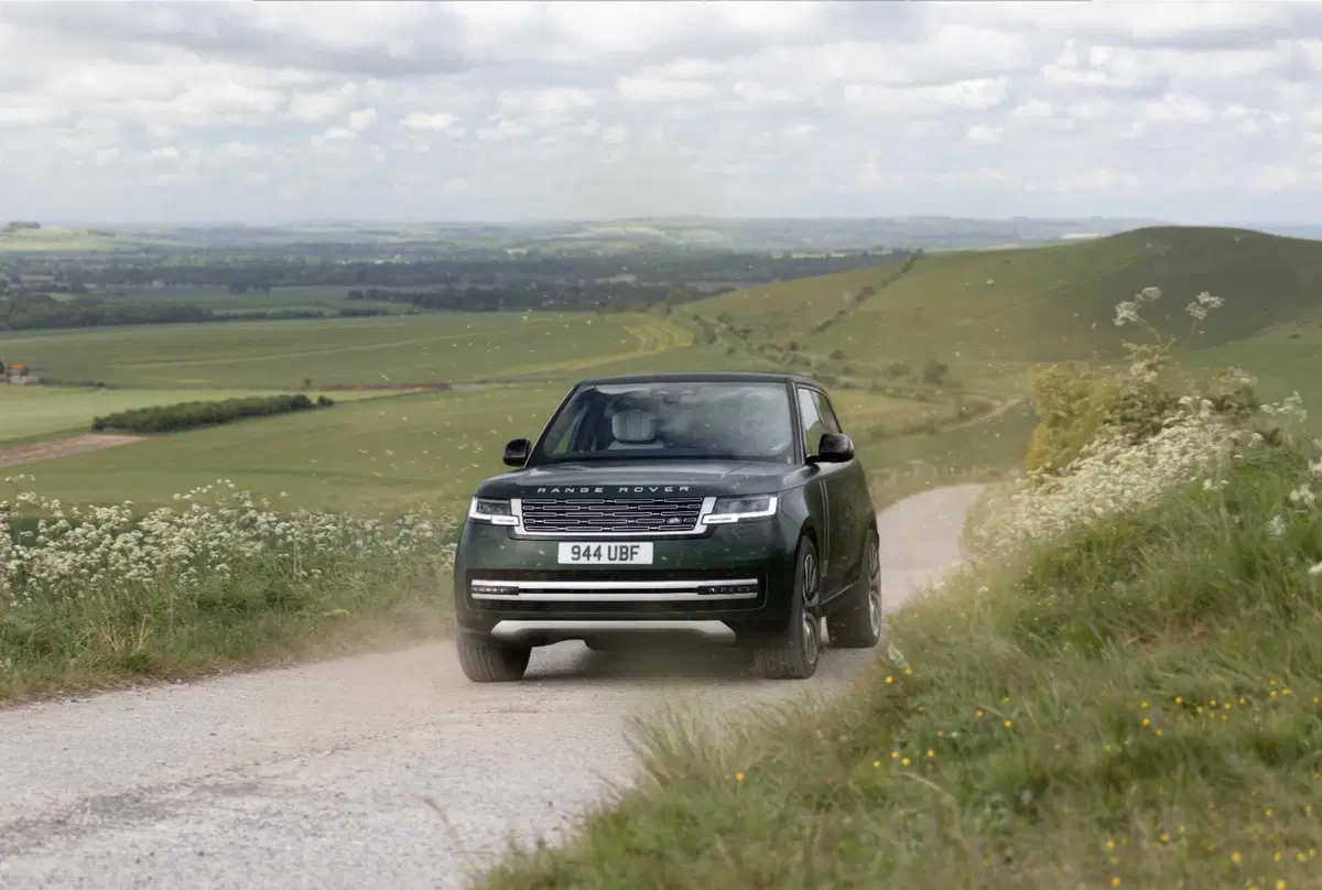 Range Rover elettrica da 550 CV: cambia tutto tranne una cosa (8)