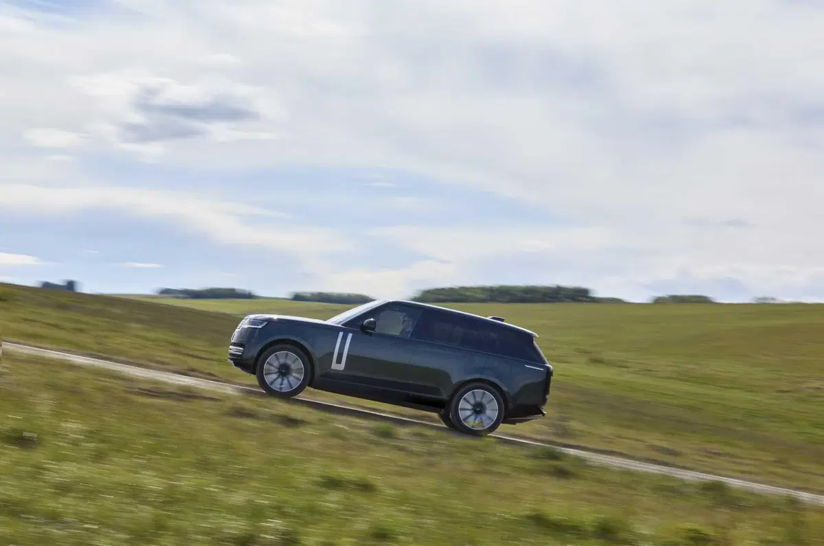 Range Rover elettrica da 550 CV: cambia tutto tranne una cosa (9)