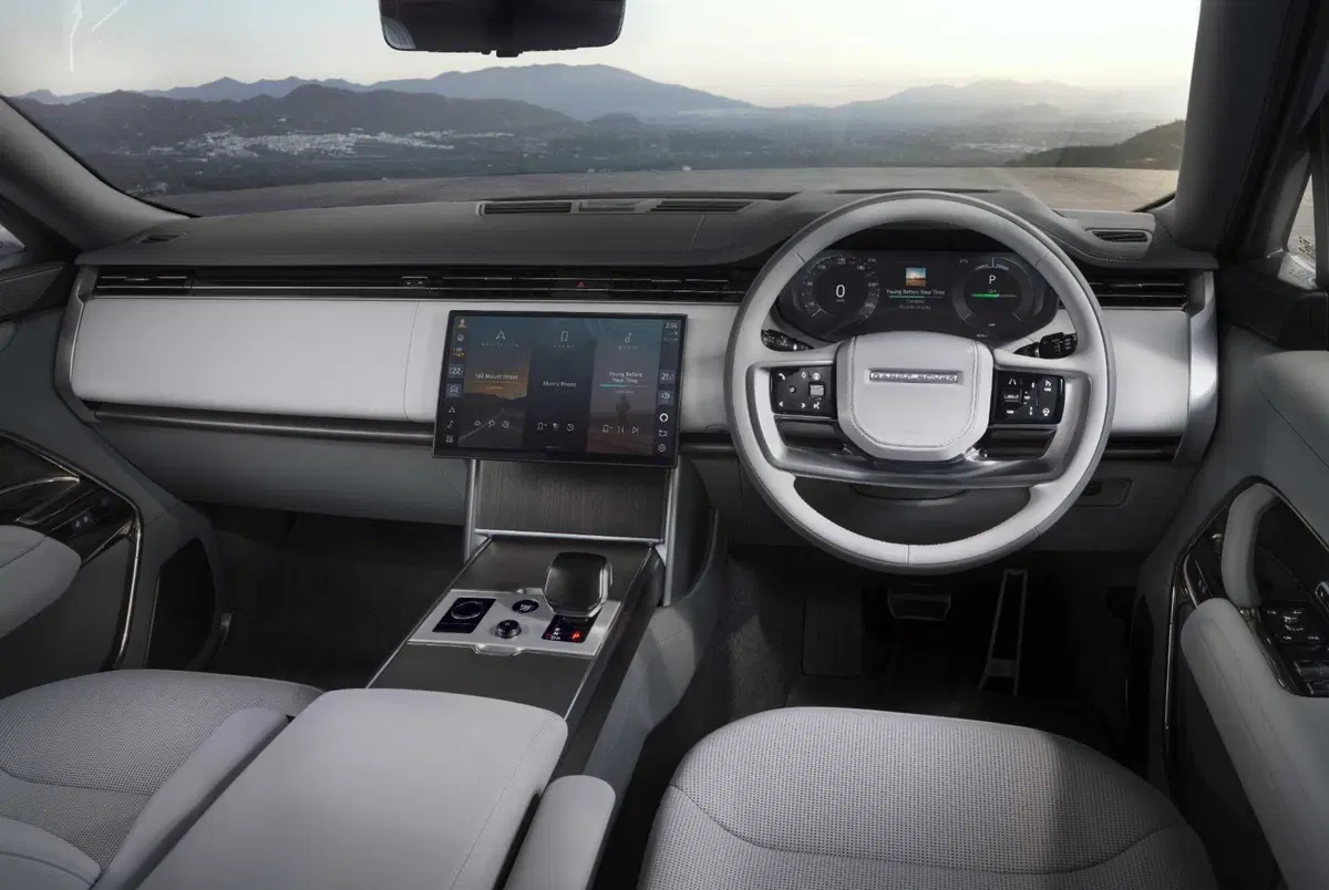 Range Rover elettrica da 550 CV: cambia tutto tranne una cosa (17)
