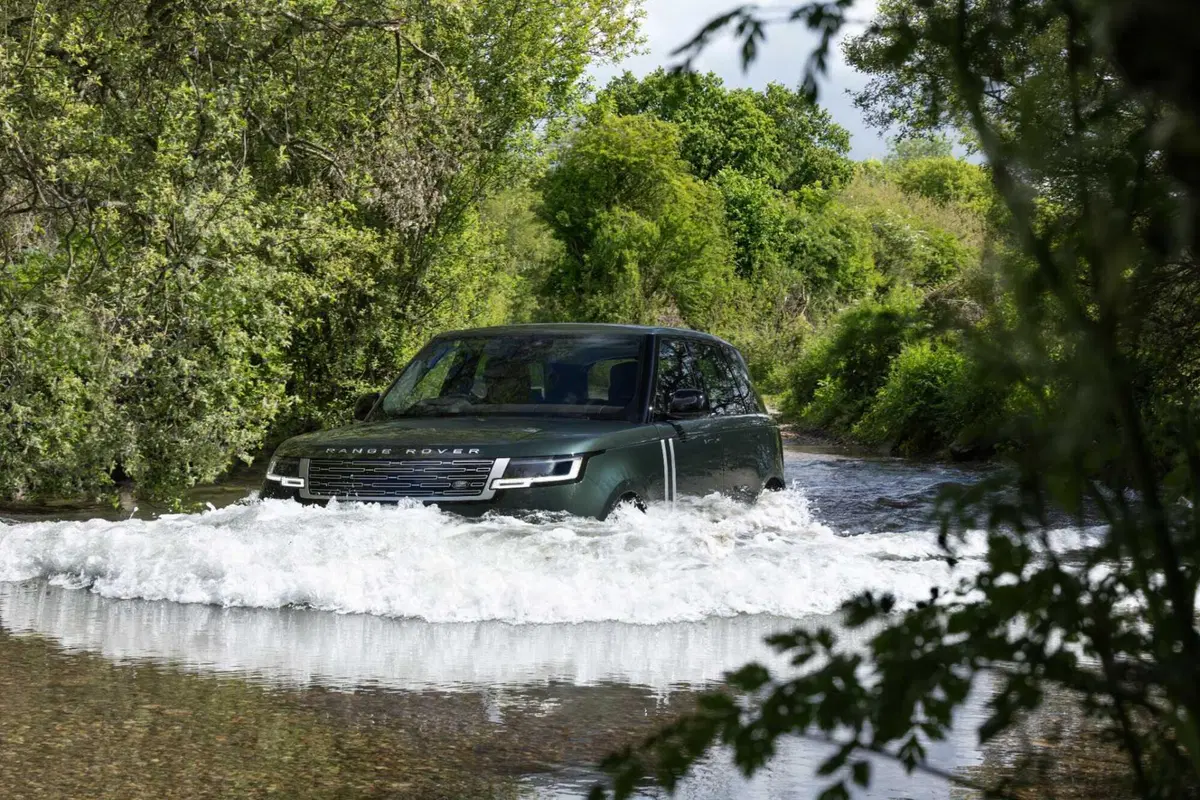 Range Rover elettrica da 550 CV: cambia tutto tranne una cosa (22)