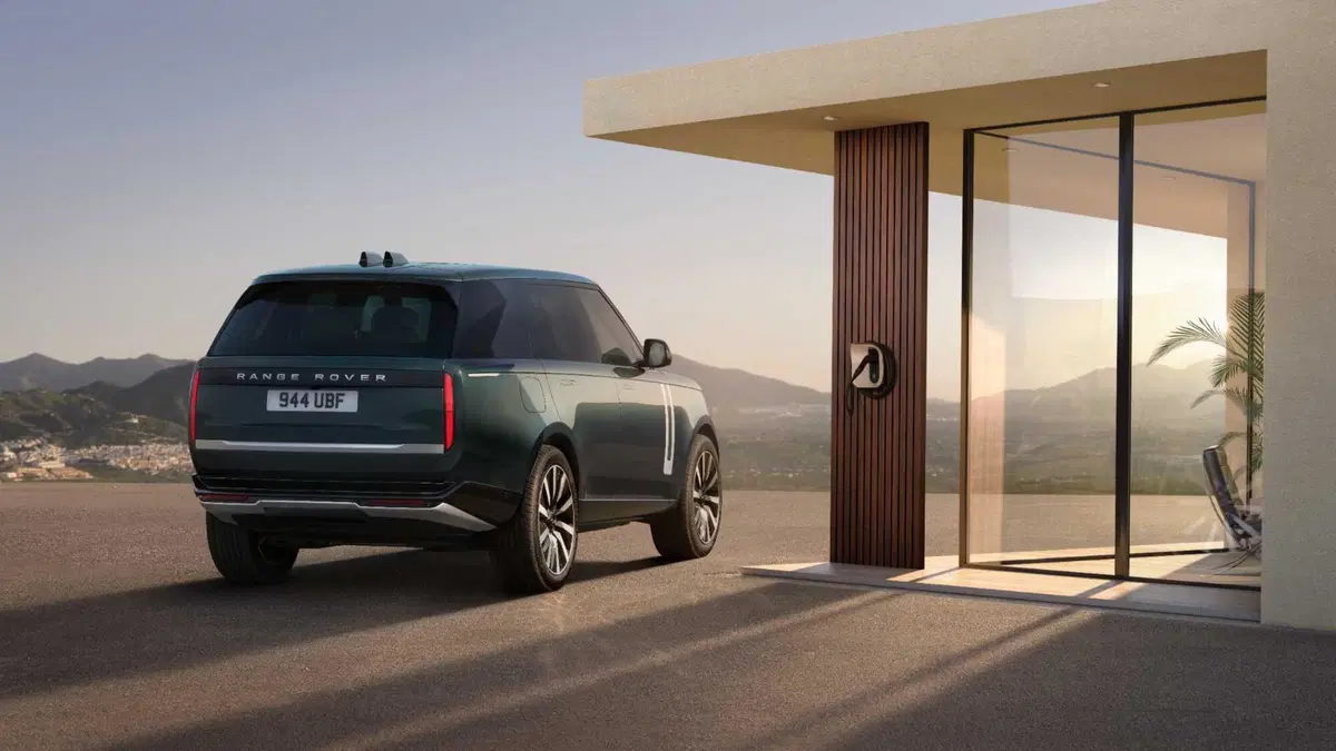 Range Rover elettrica da 550 CV: cambia tutto tranne una cosa (23)