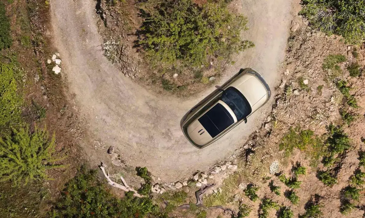 Range Rover elettrica da 550 CV: cambia tutto tranne una cosa (26)