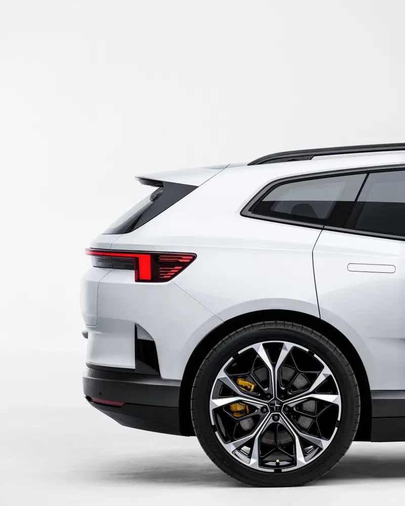 Sulla Polestar 4 SUV arriva finalmente il lunotto posteriore.