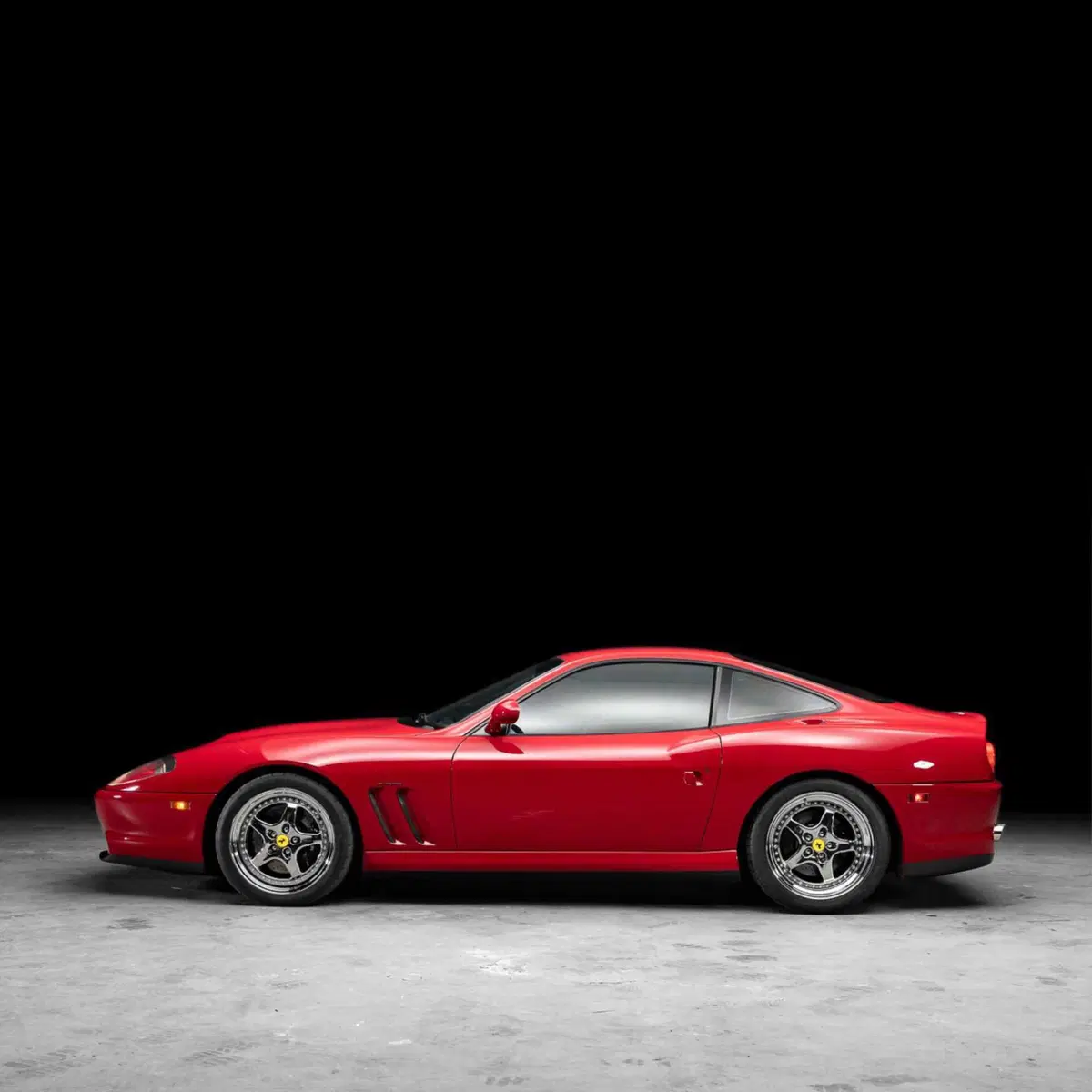 La Ferrari fantasma di Michael Jordan torna in campo: la 550 Maranello delle Air Jordan XIV va all'a (5)