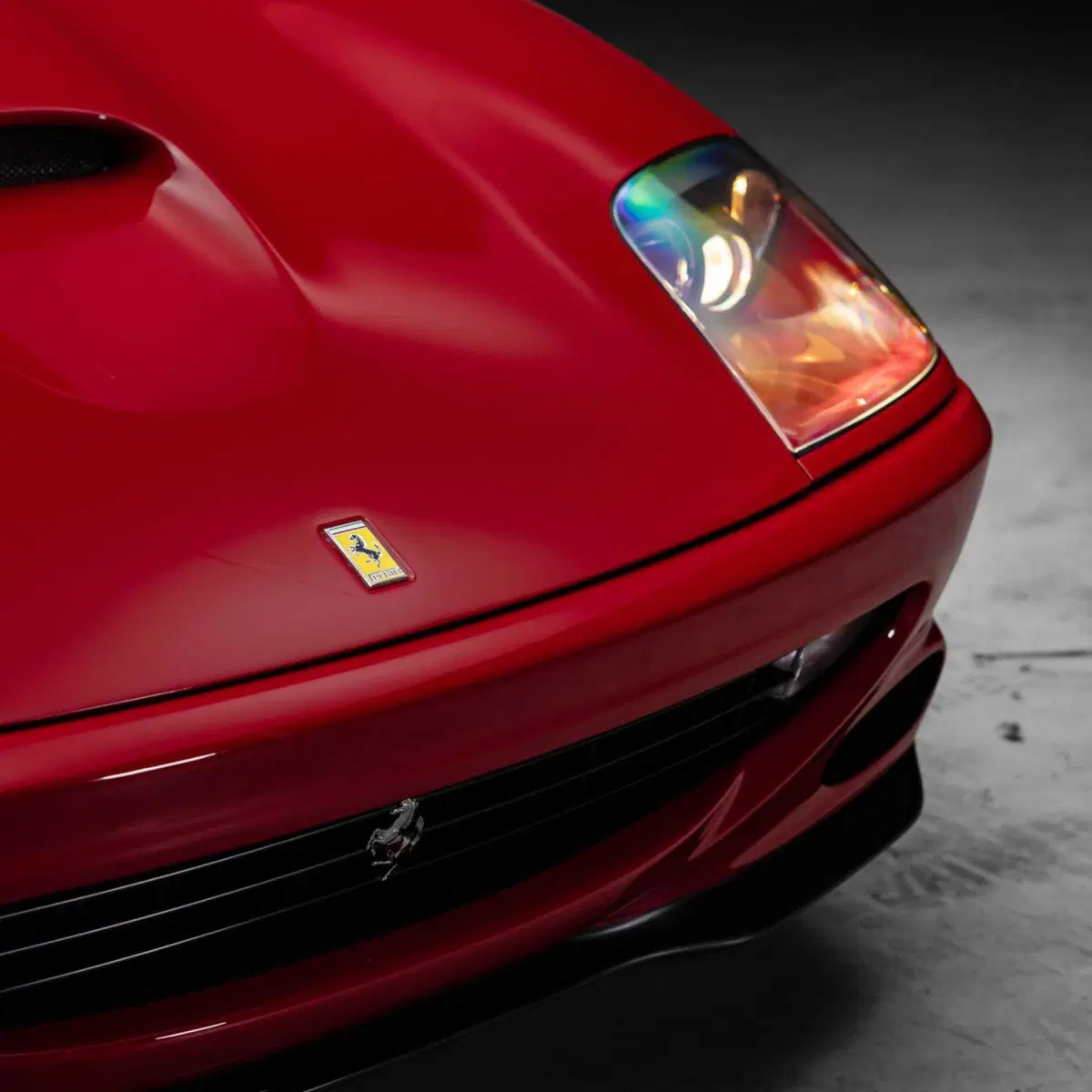 La Ferrari fantasma di Michael Jordan torna in campo: la 550 Maranello delle Air Jordan XIV va all'a (7)