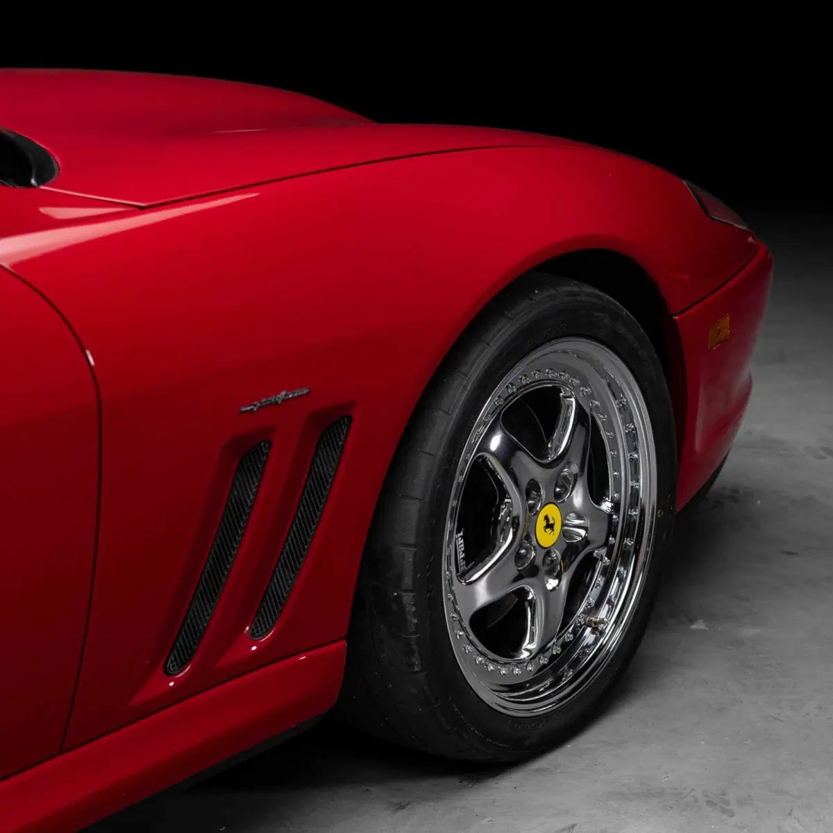 La Ferrari fantasma di Michael Jordan torna in campo: la 550 Maranello delle Air Jordan XIV va all'a (8)