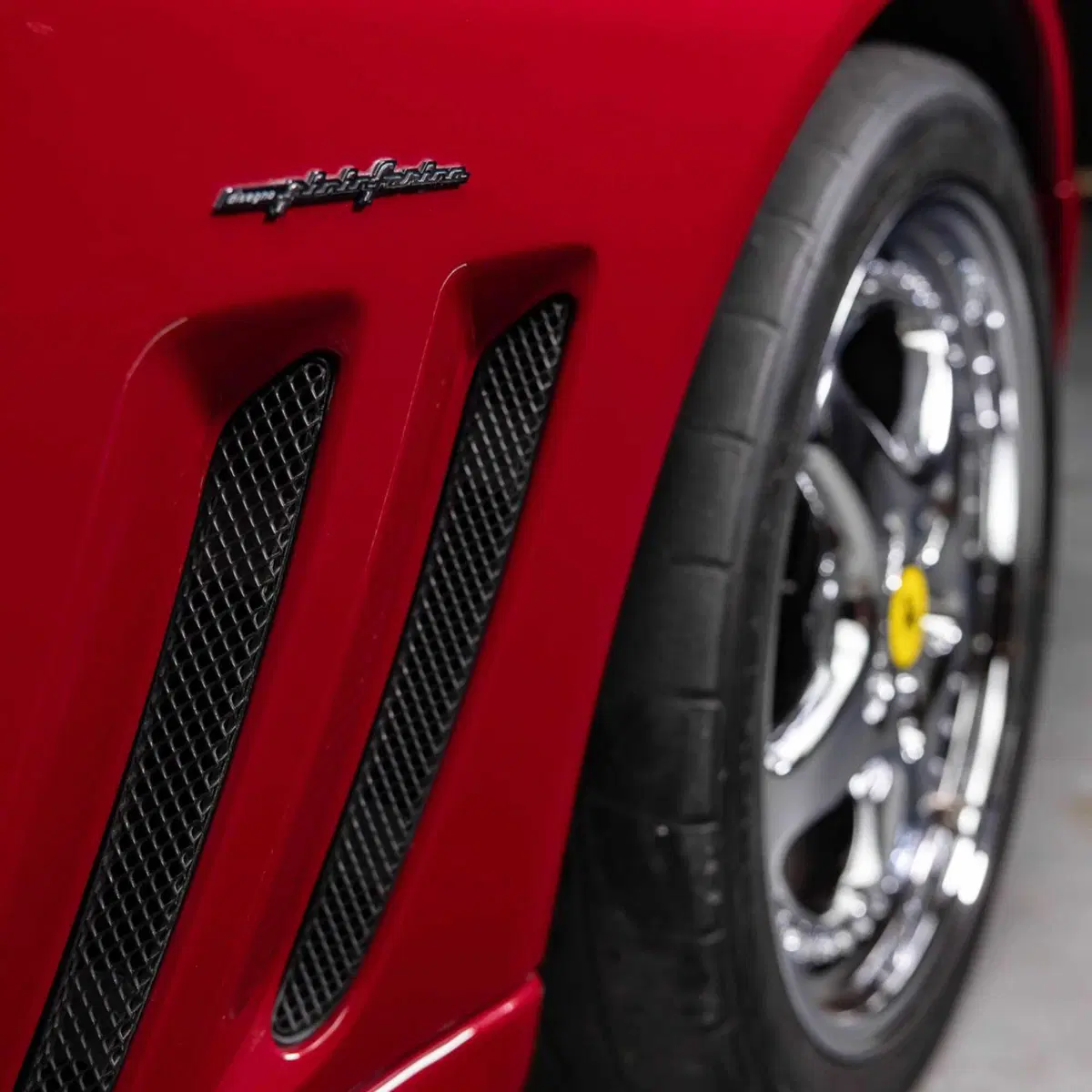 La Ferrari fantasma di Michael Jordan torna in campo: la 550 Maranello delle Air Jordan XIV va all'a (9)