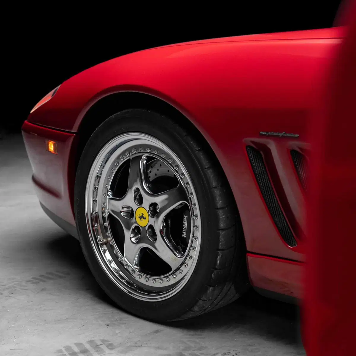 La Ferrari fantasma di Michael Jordan torna in campo: la 550 Maranello delle Air Jordan XIV va all'a (16)