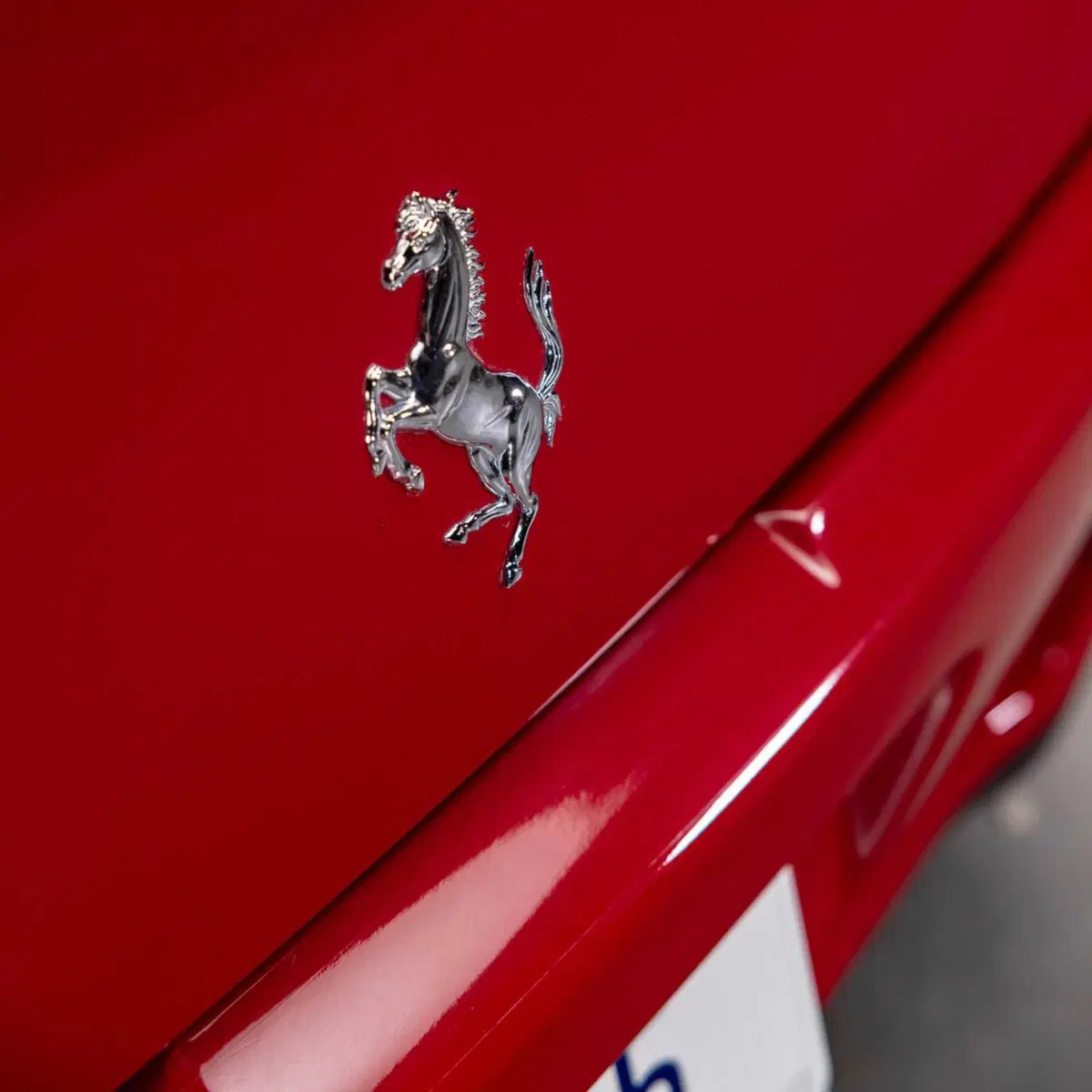 La Ferrari fantasma di Michael Jordan torna in campo: la 550 Maranello delle Air Jordan XIV va all'a (18)
