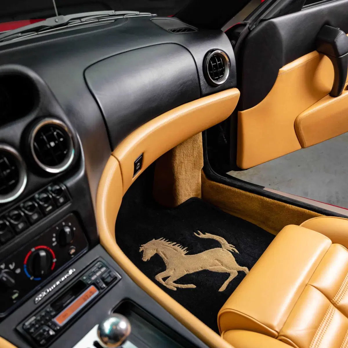 La Ferrari fantasma di Michael Jordan torna in campo: la 550 Maranello delle Air Jordan XIV va all'a (19)