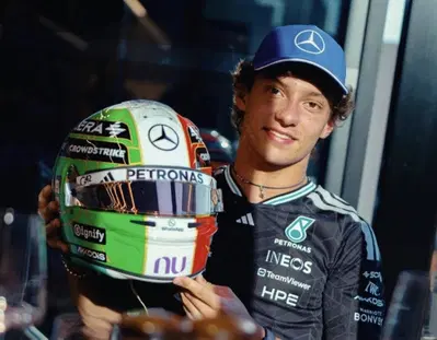 F1, Andrea Kimi Antonelli e Valentino Rossi insieme a Monza: svelato il casco speciale per il GP d&rsquo;Italia