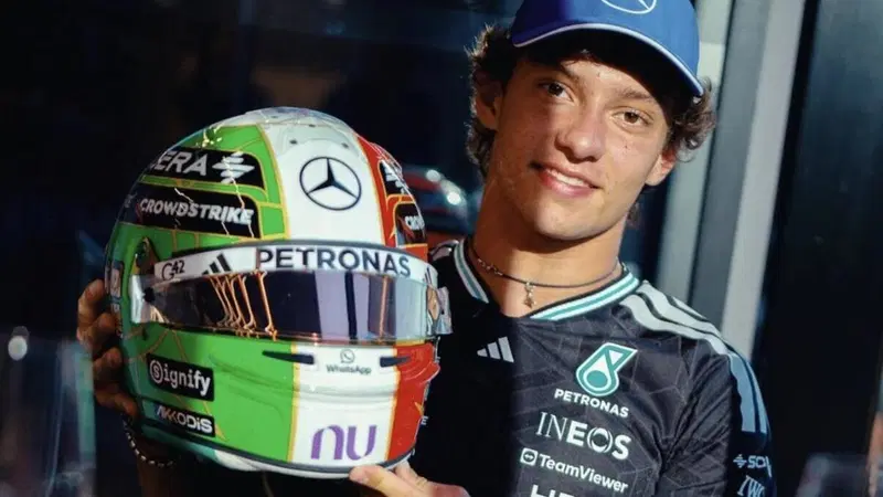 F1, Andrea Kimi Antonelli e Valentino Rossi insieme a Monza: svelato il casco speciale per il GP d’Italia
