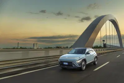 Si può scegliere un SUV compatto senza rinunciare a spazio, bagagliaio e dotazioni? Il caso Hyundai Kona