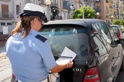 Strisce blu, cambia la tolleranza: ecco quando scatta la multa per chi sfora il parcheggio