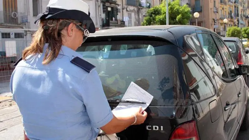 Strisce blu, cambia la tolleranza: ecco quando scatta la multa per chi sfora il parcheggio
