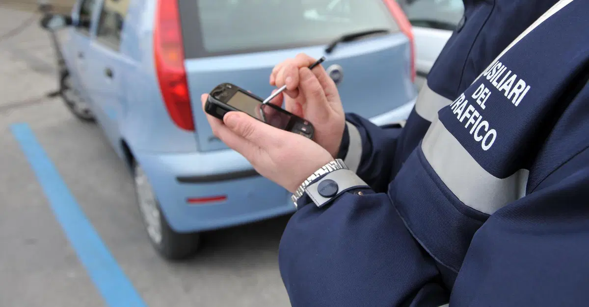 Strisce blu, cambia la tolleranza: ecco quando scatta la multa per chi sfora il parcheggio