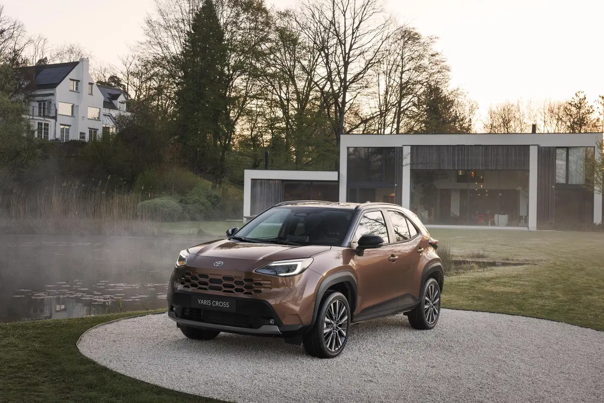 Toyota Yaris Cross 2027: si rinnova il B-SUV ibrido più venduto d'Europa [VIDEO]