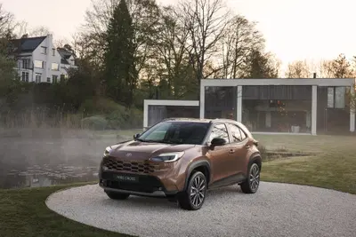 Toyota Yaris Cross 2027: si rinnova il B-SUV ibrido pi&ugrave; venduto d'Europa [VIDEO]