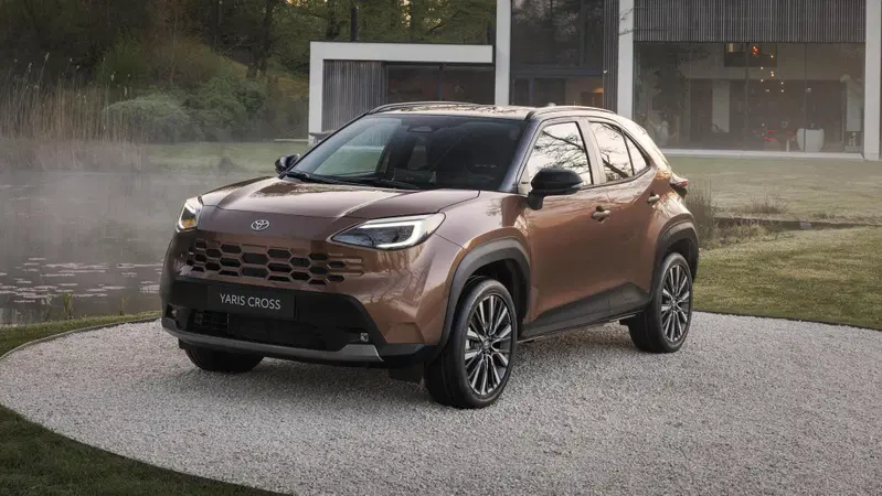 Toyota Yaris Cross 2027: si rinnova il B-SUV ibrido più venduto d'Europa [VIDEO]