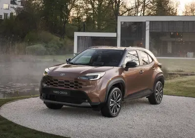 Toyota Yaris Cross 2027: si rinnova il B-SUV ibrido più venduto d'Europa [VIDEO]