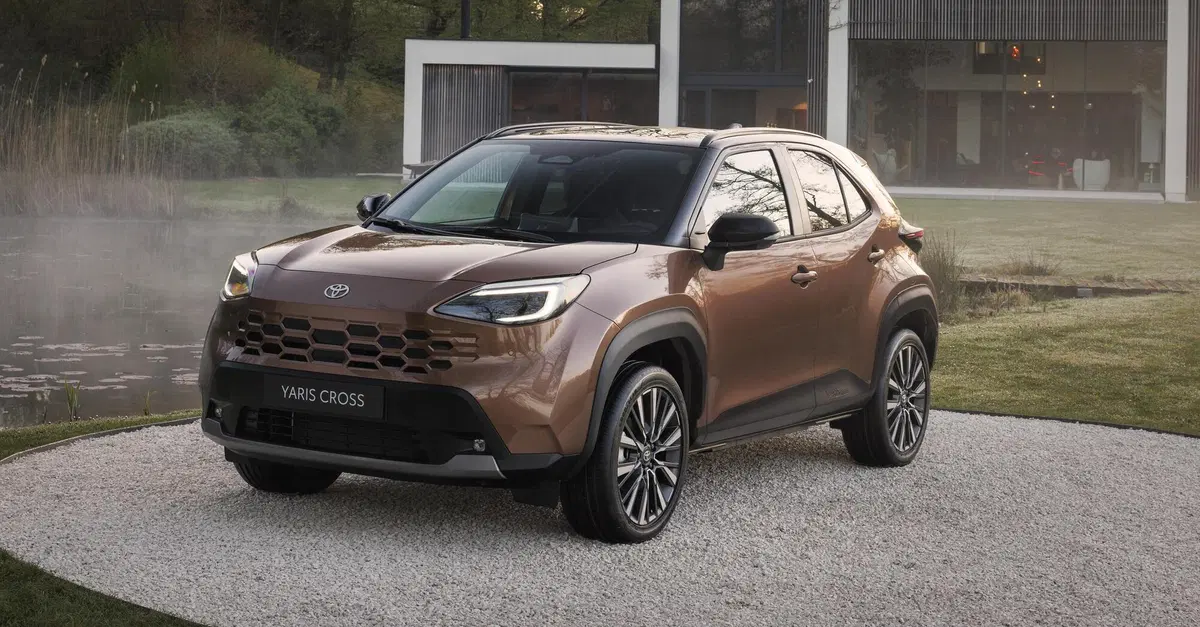 Toyota Yaris Cross 2027: si rinnova il B-SUV ibrido pi&ugrave; venduto d'Europa [VIDEO]