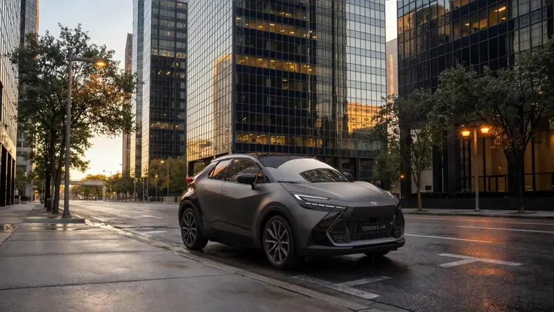 Toyota C-HR, dieci anni e non sentirli: la GR SPORT ora si veste di grigio opaco