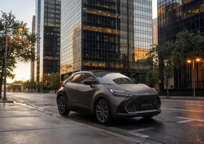 Toyota C-HR, dieci anni e non sentirli: la GR SPORT ora si veste di grigio opaco